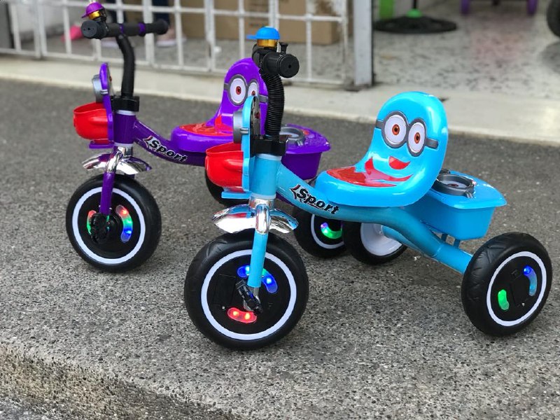 TRICICLO MINIONS MUSICAL Y LLANTAS DE GOMA