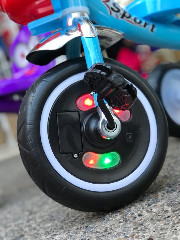 TRICICLO MINIONS MUSICAL Y LLANTAS DE GOMA